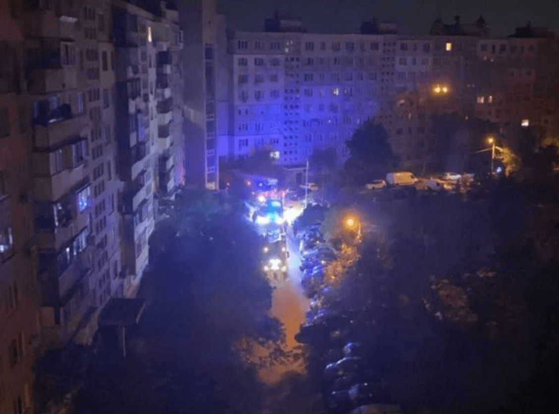 У багатоповерхівці на Оболоні прогримів вибух: поліція з’ясовує обставини події