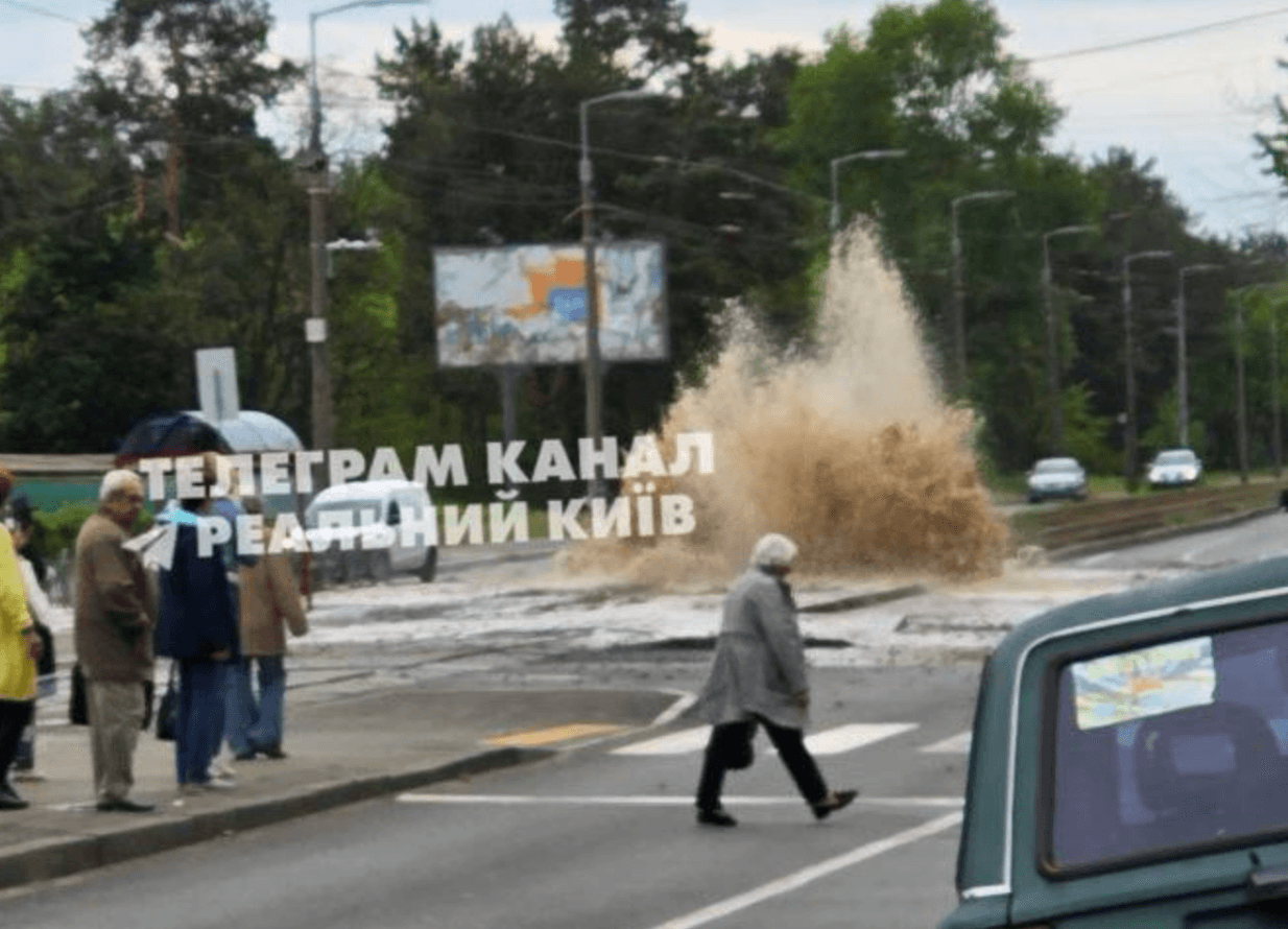 На перетині Дашкевича і Чорних Запорожців у Києві забив комунальний «фонтан»