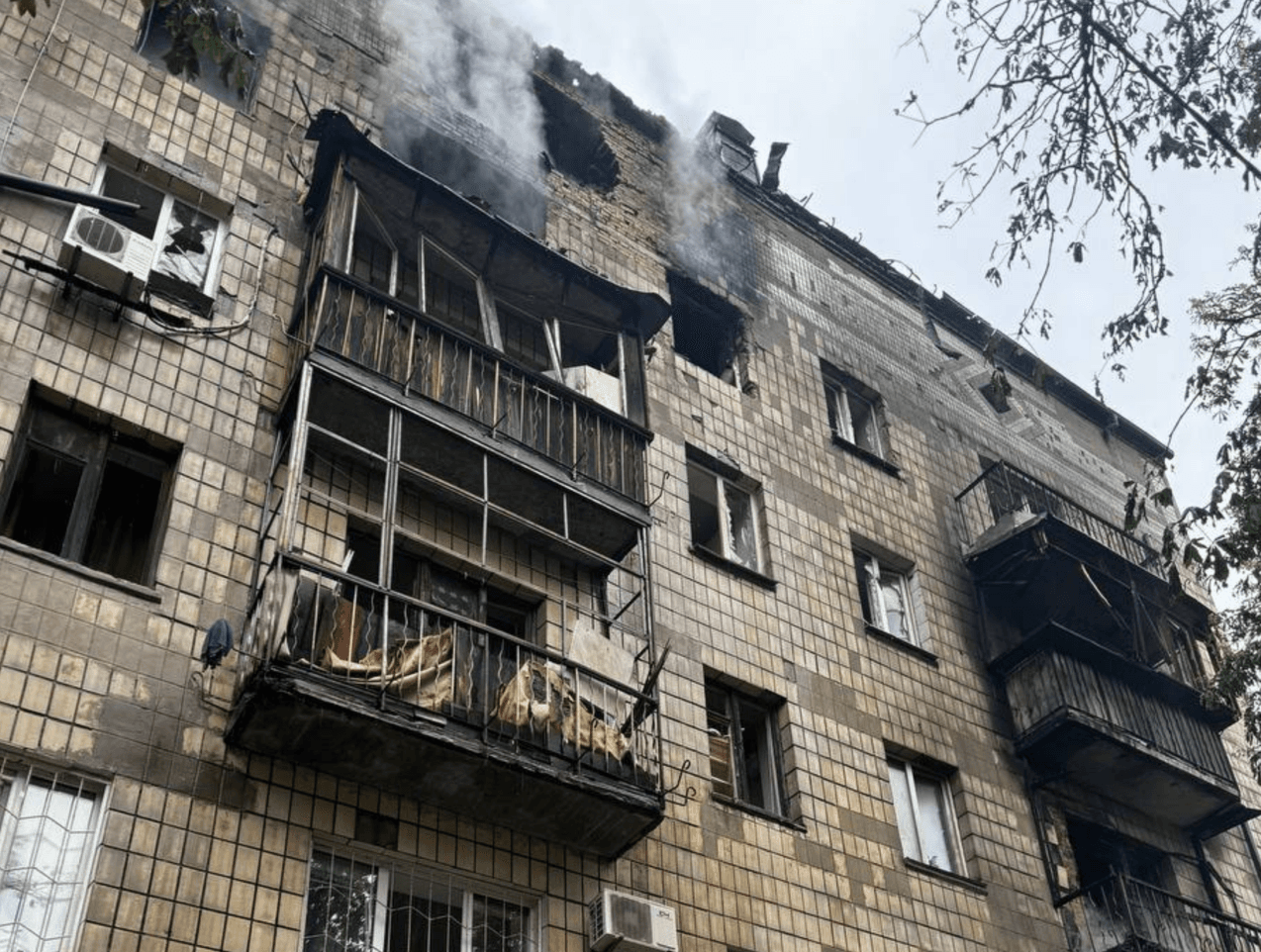 Для жителів постраждалого будинку у Шевченківському районі працює спеціальний штаб