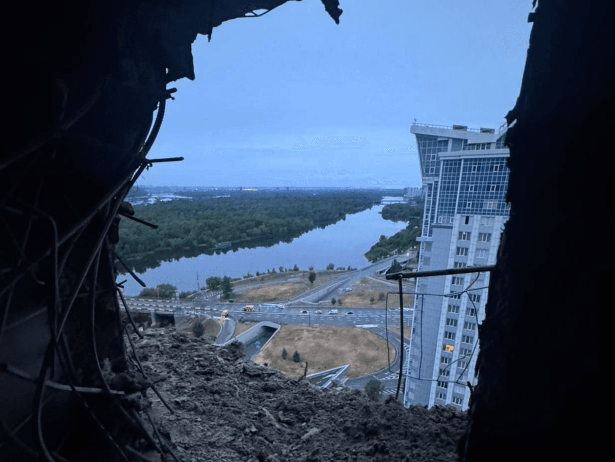 Внаслідок ворожої атаки у Києві постраждали два бізнес-центри