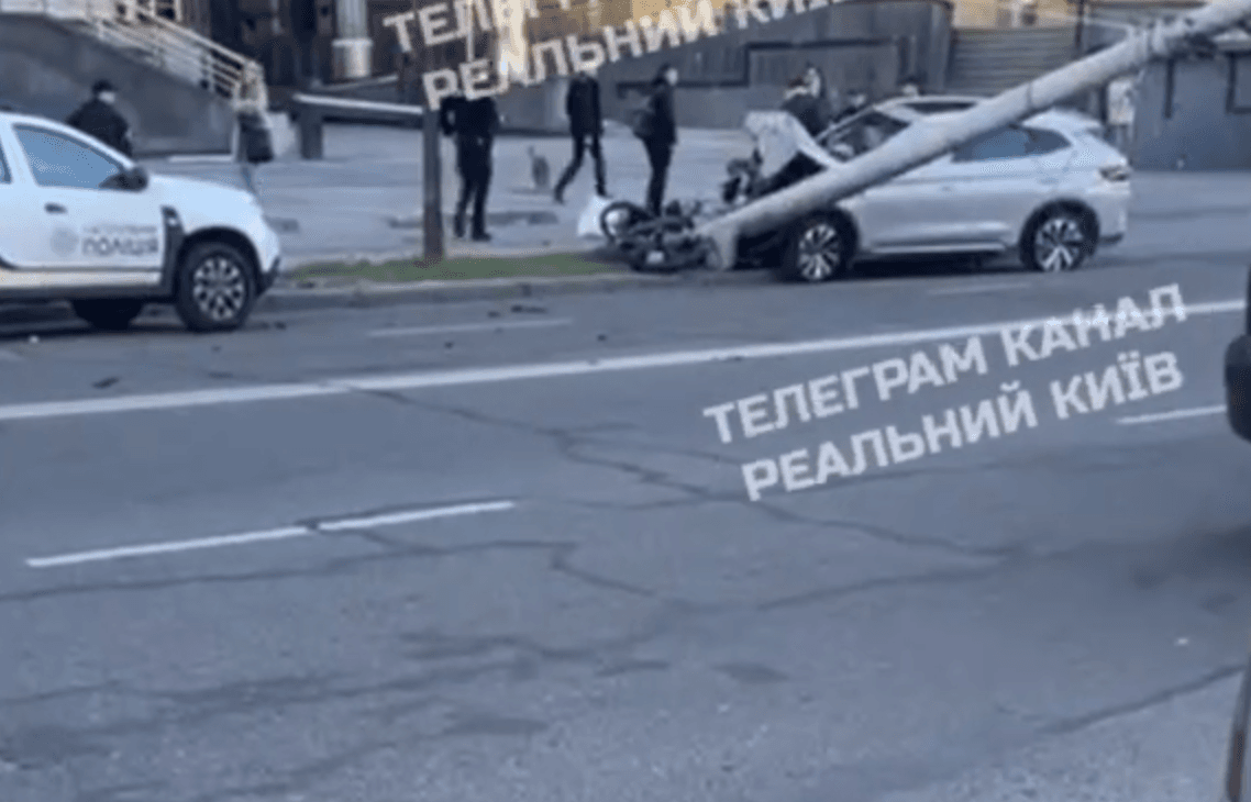 Автівка в’їхала в електроопору на Лук’янівці: тролейбуси там курсують зі змінами