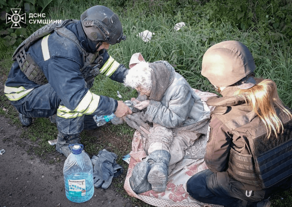Росія завдала удару по Сумщині: з-під завалів будинку дістали жінку