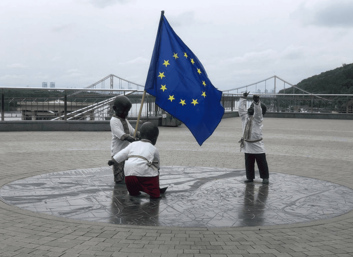 Малюків на Поштовій площі вдягнули до Дня Європи