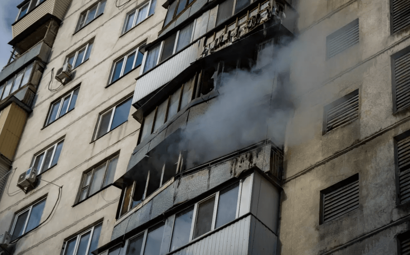 Надали невідкладну допомогу: під час пожежі на Вишгородській врятували собачку та кота