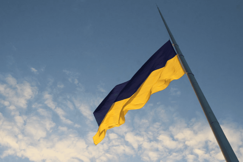 На Печерських пагорбах приспустили головний прапор країни