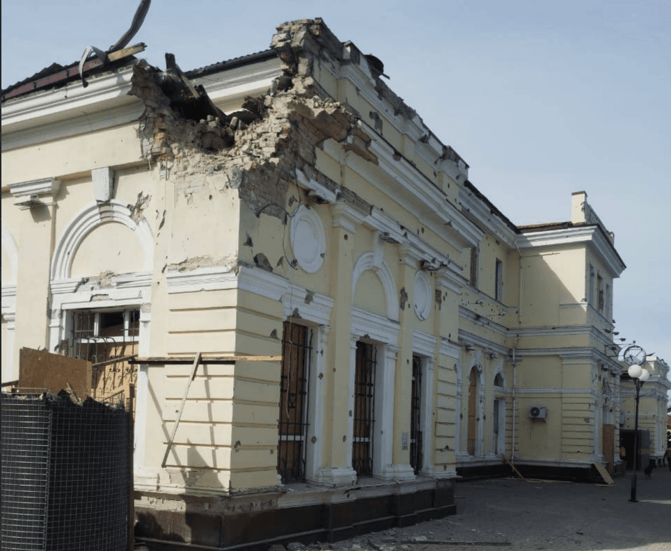 Внаслідок обстрілу постраждав залізничний вокзал у Херсоні