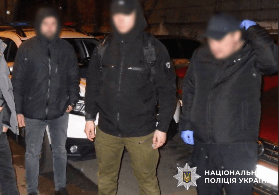 У Києві молодик збував наркотики, маскуючи їх під дороговартісні ґаджети