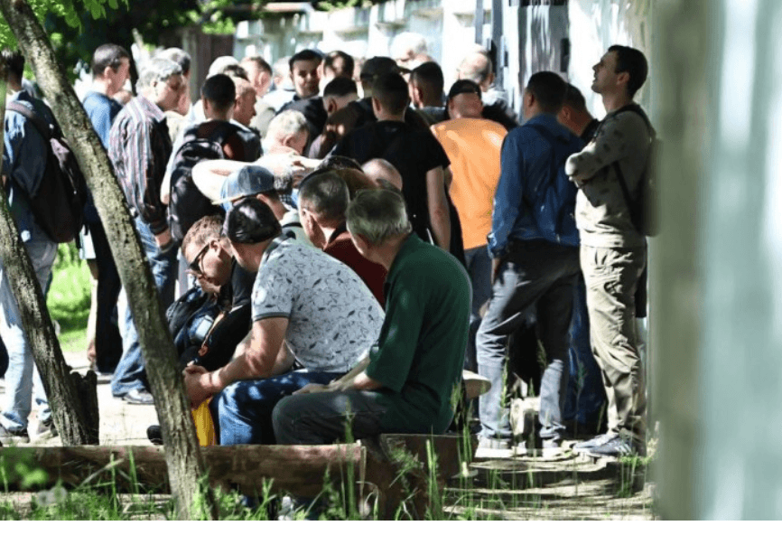 У військкоматах країни знову великі черги: в чому причина
