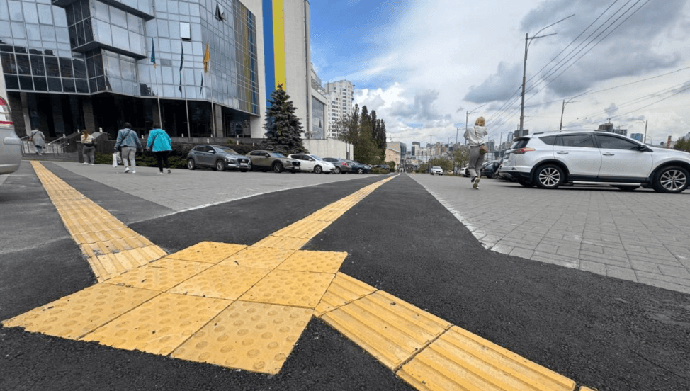 У Голосіївському районі до ЦНАПу облаштували безбар’єрний підхід