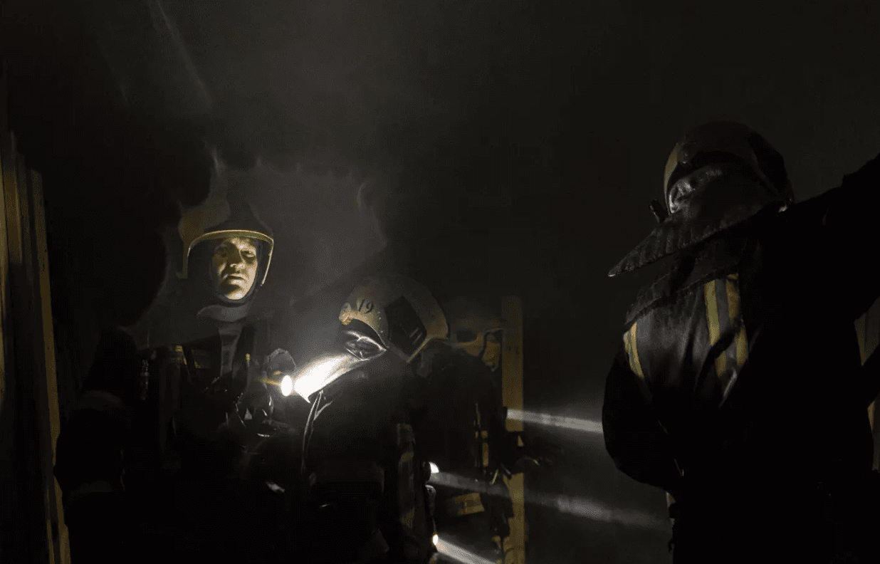 Масштабна пожежа на лівому березі: вогонь з маршрутки перекинувся на склади