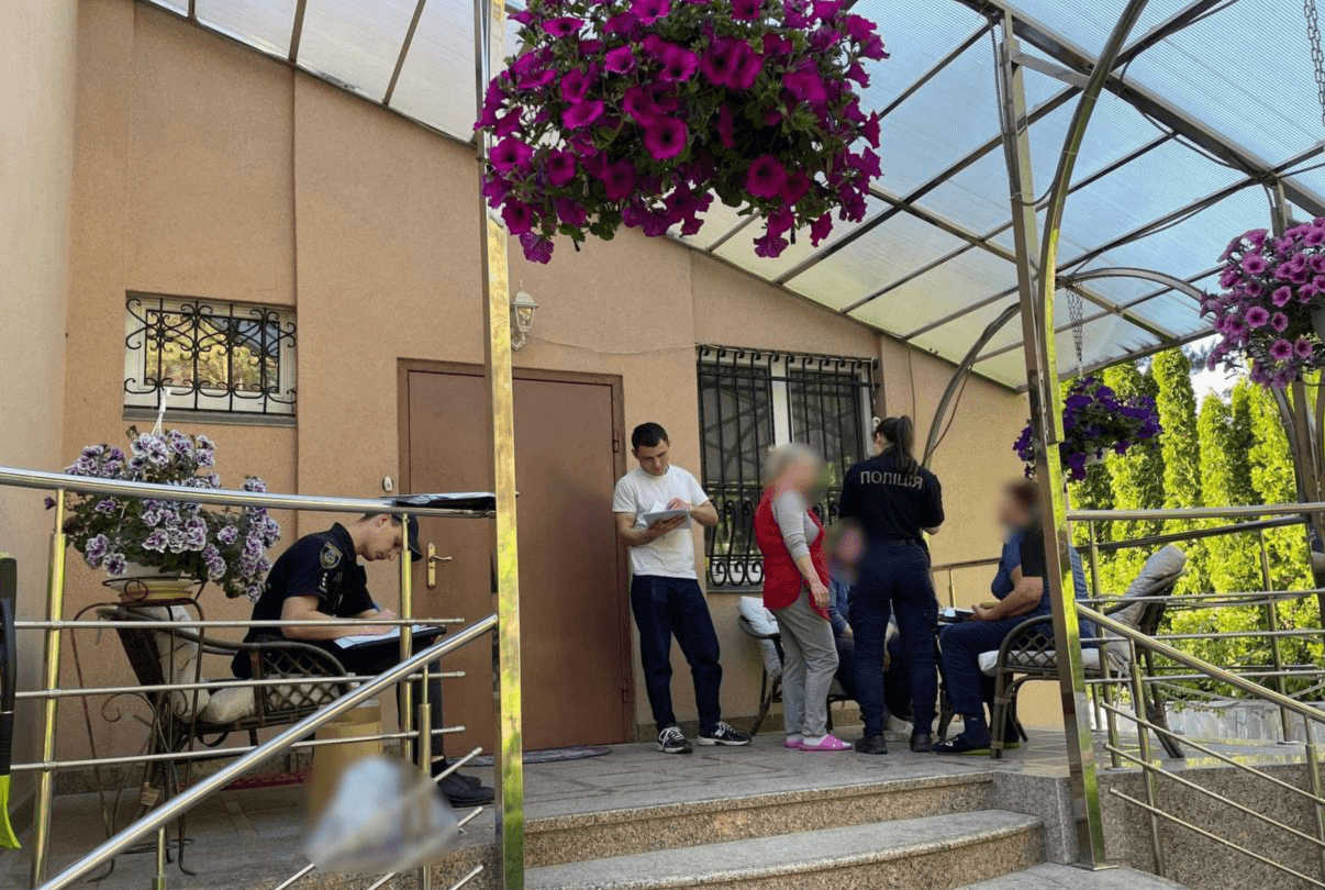Під Києвом чоловік зв’язав жінку стяжками та пограбував будинок
