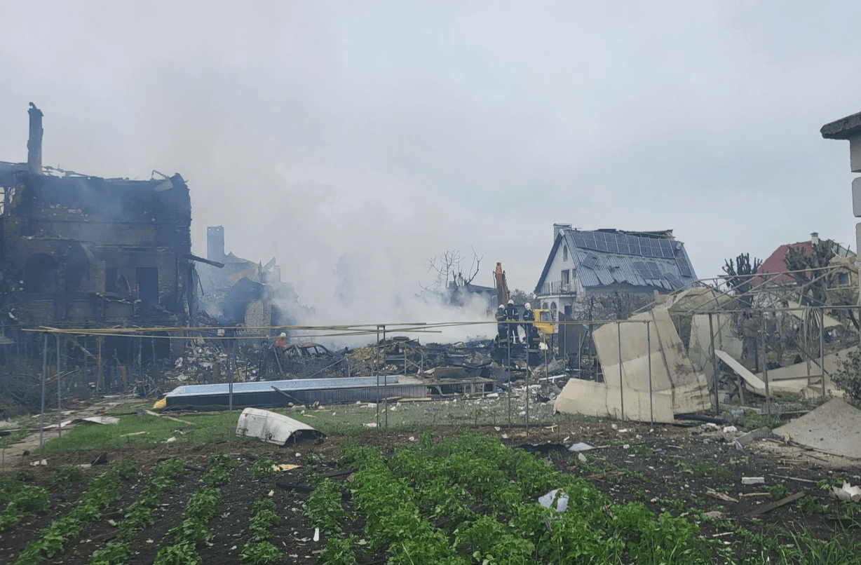 Внаслідок ворожої атаки згорів будинок експрезидента НОК: загинули його собаки