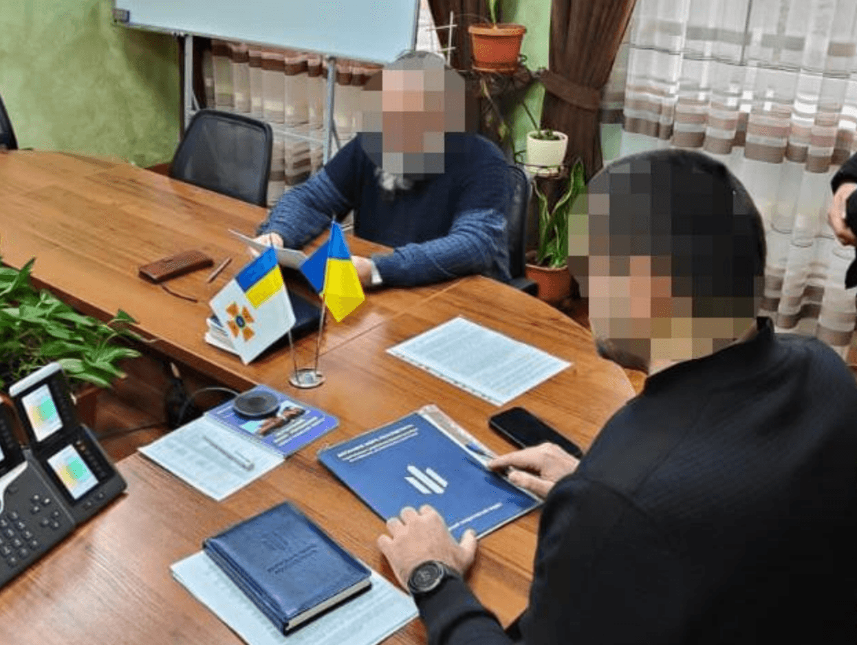 Судитимуть двох посадовців ДСНС, які переплатили за планшети 7 млн грн