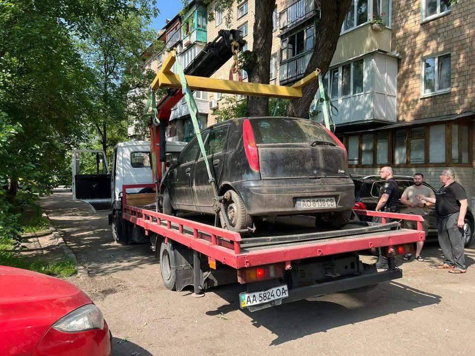 Вулиці та двори Києва звільняють від покинутих автівок: скільки вже прибрали