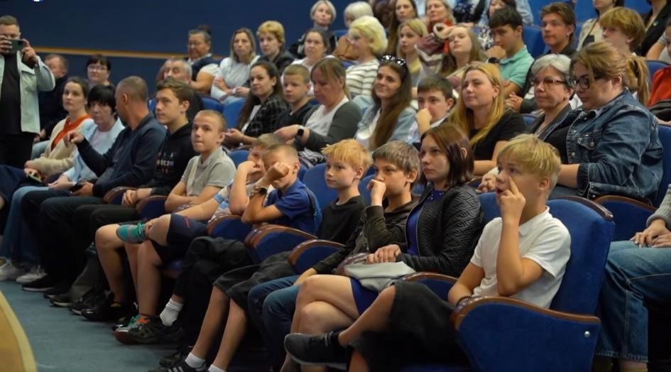 Школярі допомагали ліквідувати наслідки російського обстрілу на Солом’янці