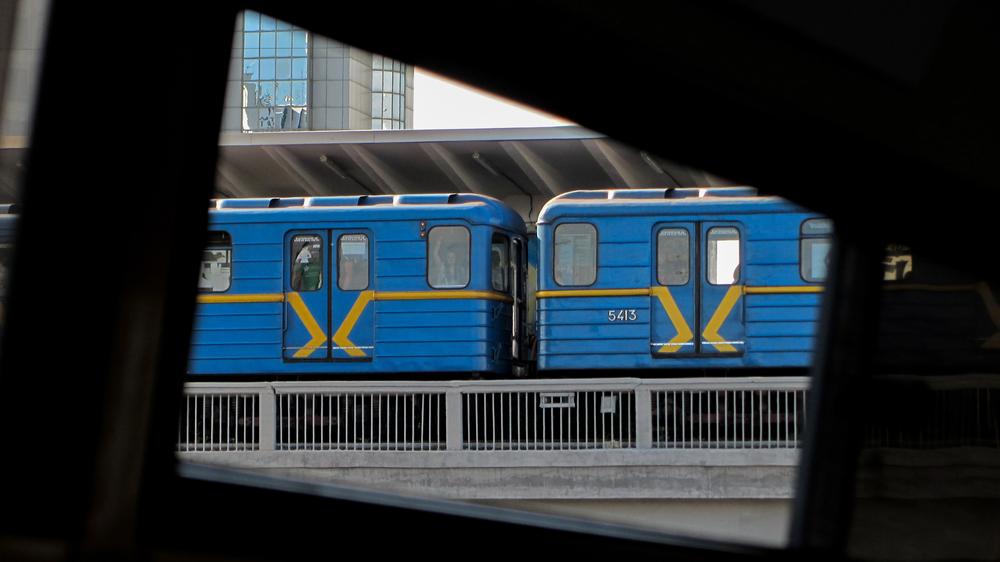 Метро від «Лісової» до «Арсенальної» поки не працюватиме через пошкодження: курсує дублюючий автобус