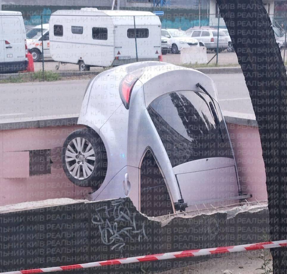 Авто влетіло у підземний перехід на станції метро “Либідська”, – очевидці (фото)