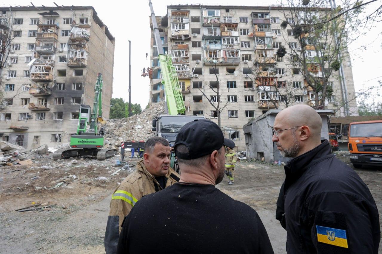Представники 62 іноземних дипломатичних місій оглянули руйнування після обстрілів Києва