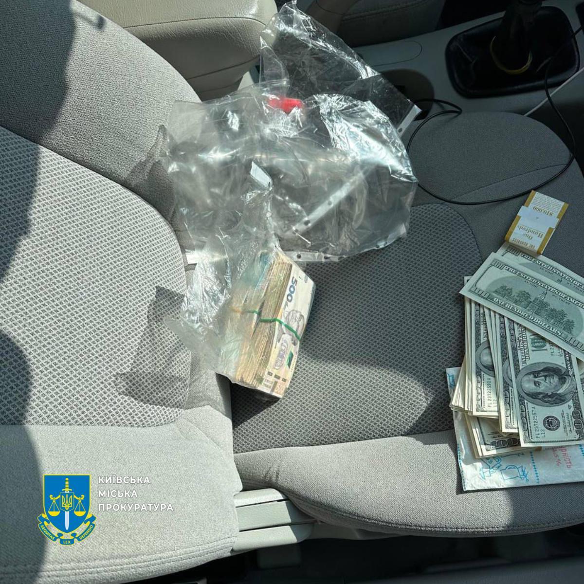 У Києві шахраї ошукали пенсіонерок на $98 тис. та ₴260 тис., представляючись співробітниками СБУ