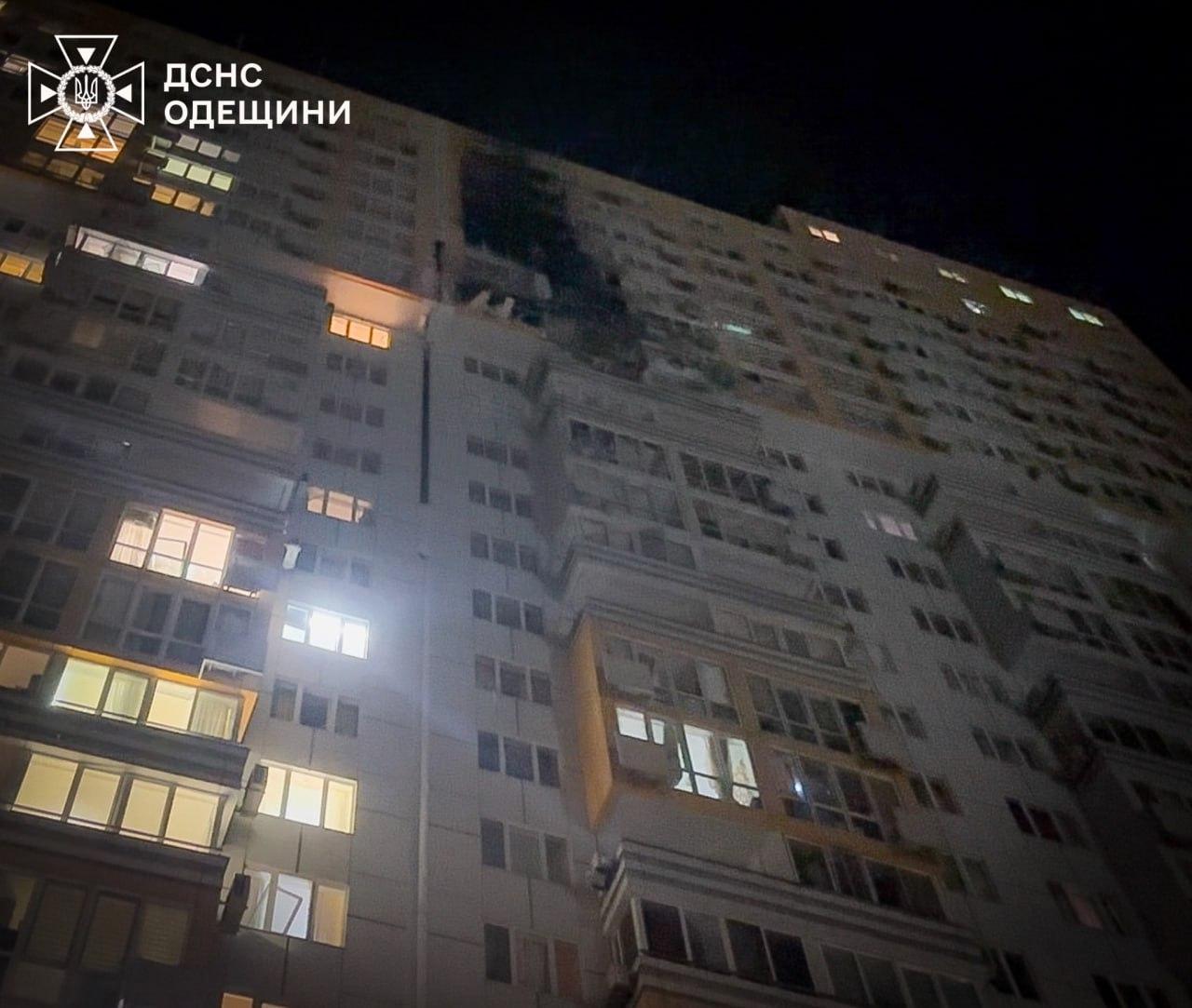 Одеса під масованою атакою БПЛА: Понад 10 влучань, масштабні пожежі та поранені