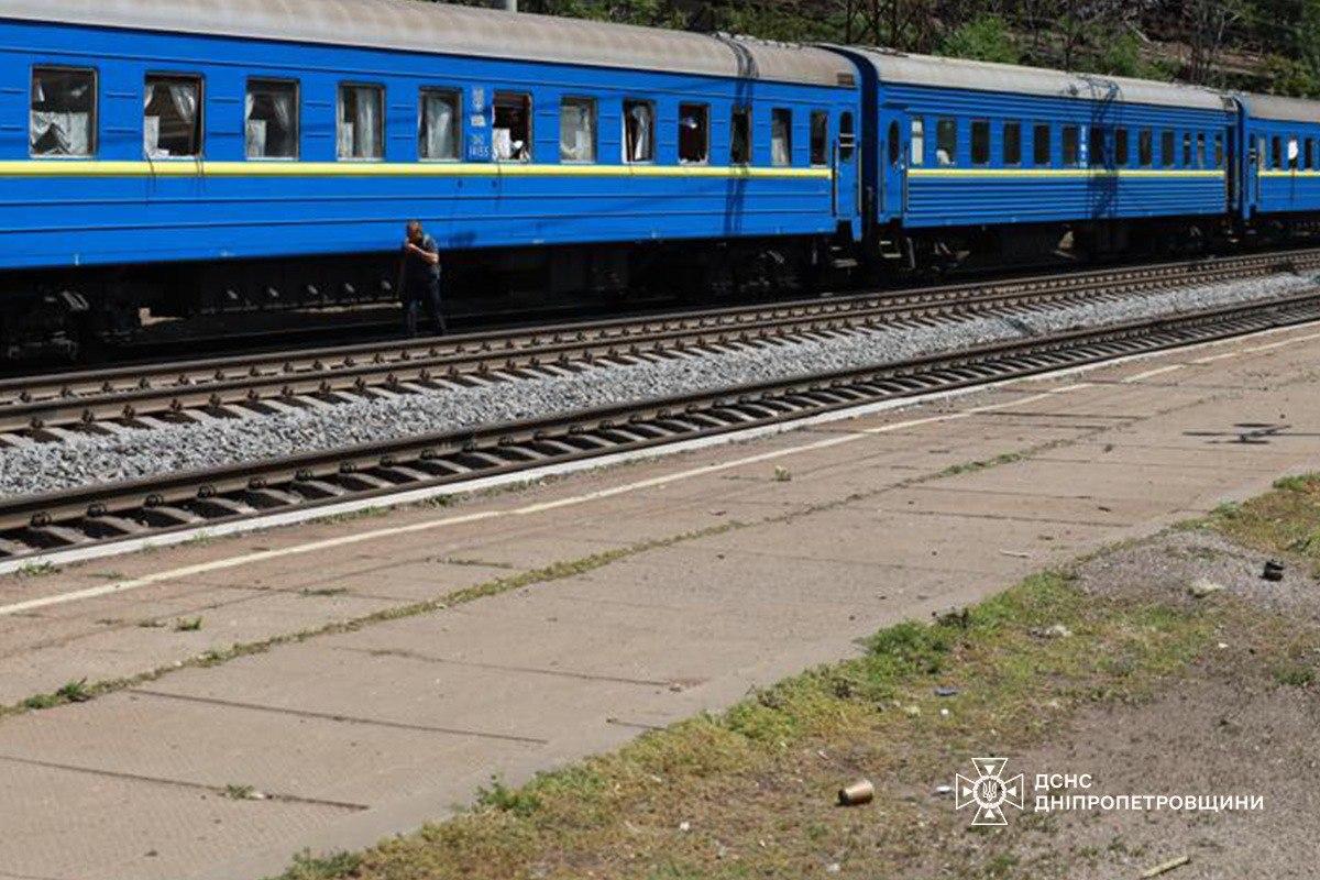 Залізничне сполучення на Дніпропетровщині відновлюється після ворожої атаки: потяги курсують із затримками