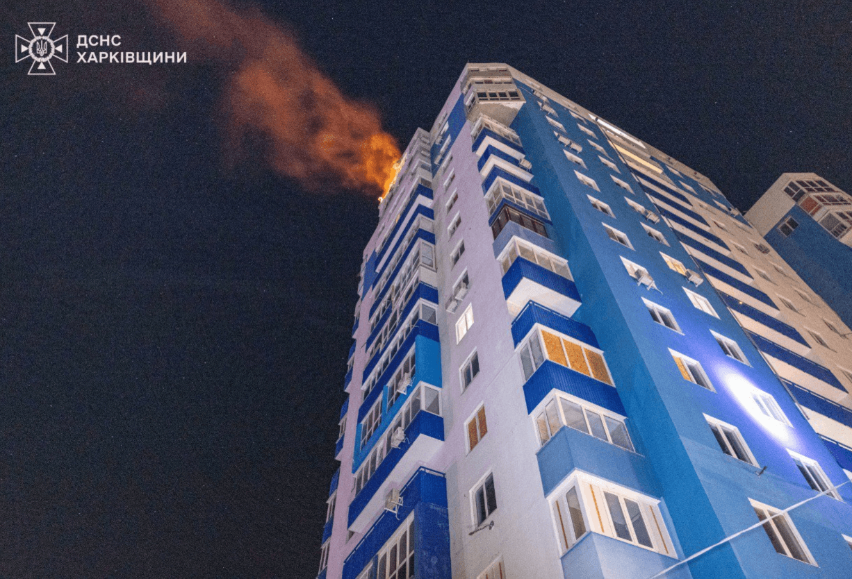 Росіяни поцілили у багатоповерхівку у Харкові: постраждали десятки людей