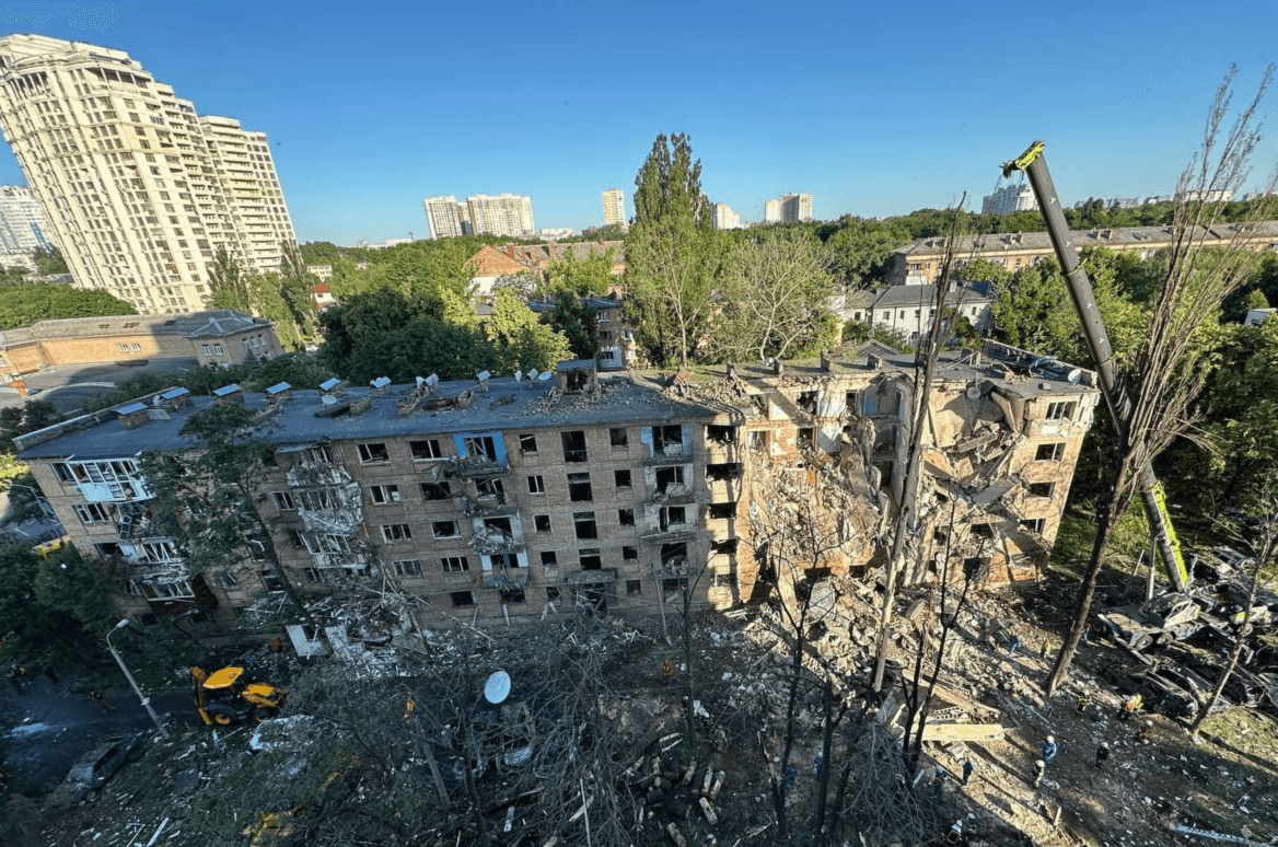 Вже більше 20 постраждалих у Києві після нічної атаки: пошуково-рятувальна операція триває