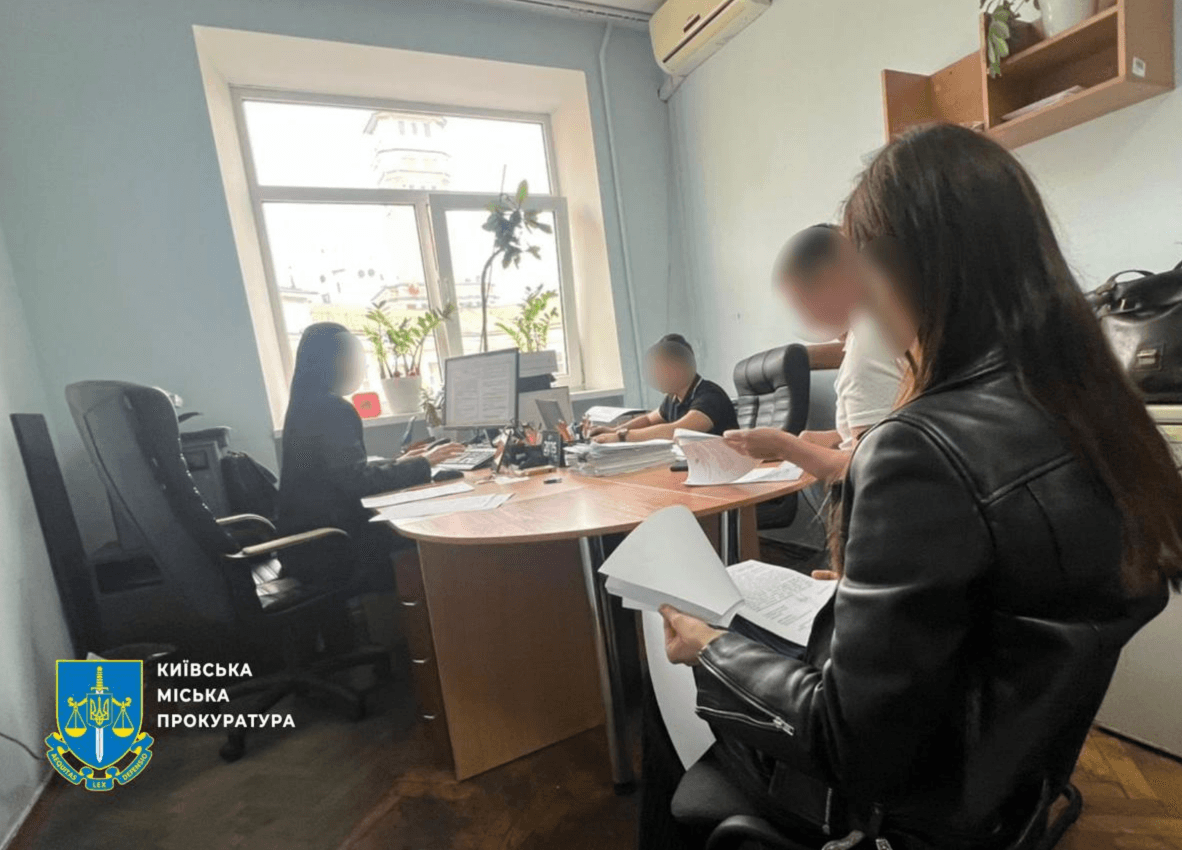 Нотаріуска, перебуваючи за кордоном, вела справи у Києві через безробітну подругу