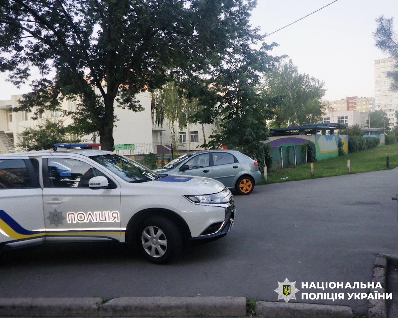 У Києві чоловік намагався виховати підлітків за допомогою зброї