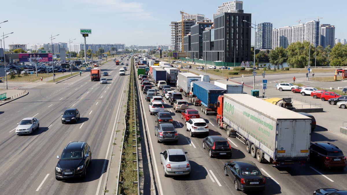 У Києві обмежили рух вантажного транспорту