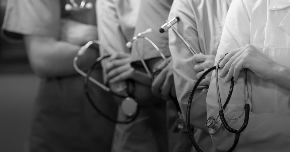 Сьогодні День пам’яті загиблого медика: о 14:00 у лікарнях пролунає сигнал зупинки серця