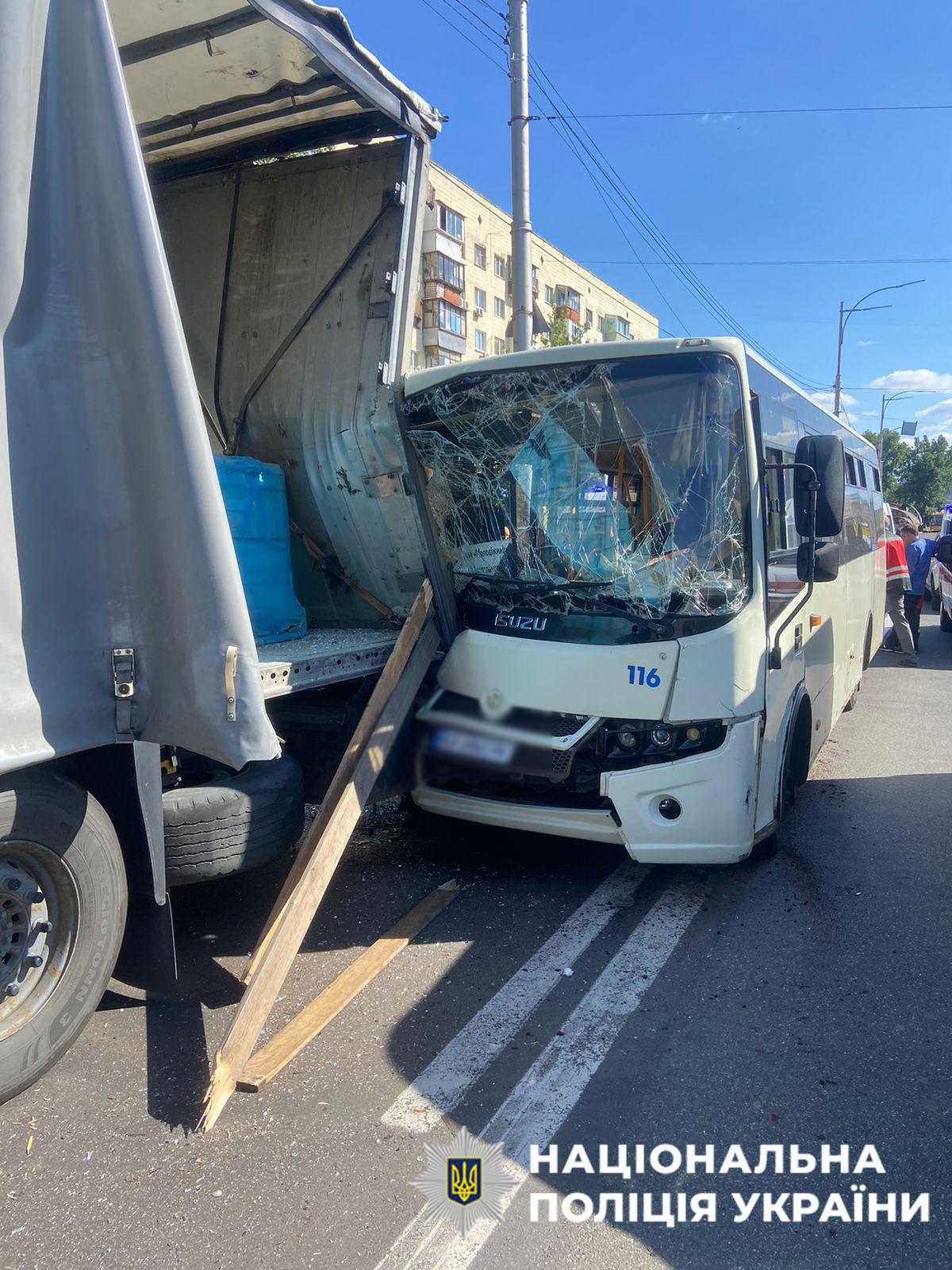 У Дніпровському районі маршрутка врізалася у вантажівку: 9 постраждалих, у тому числі  дитина