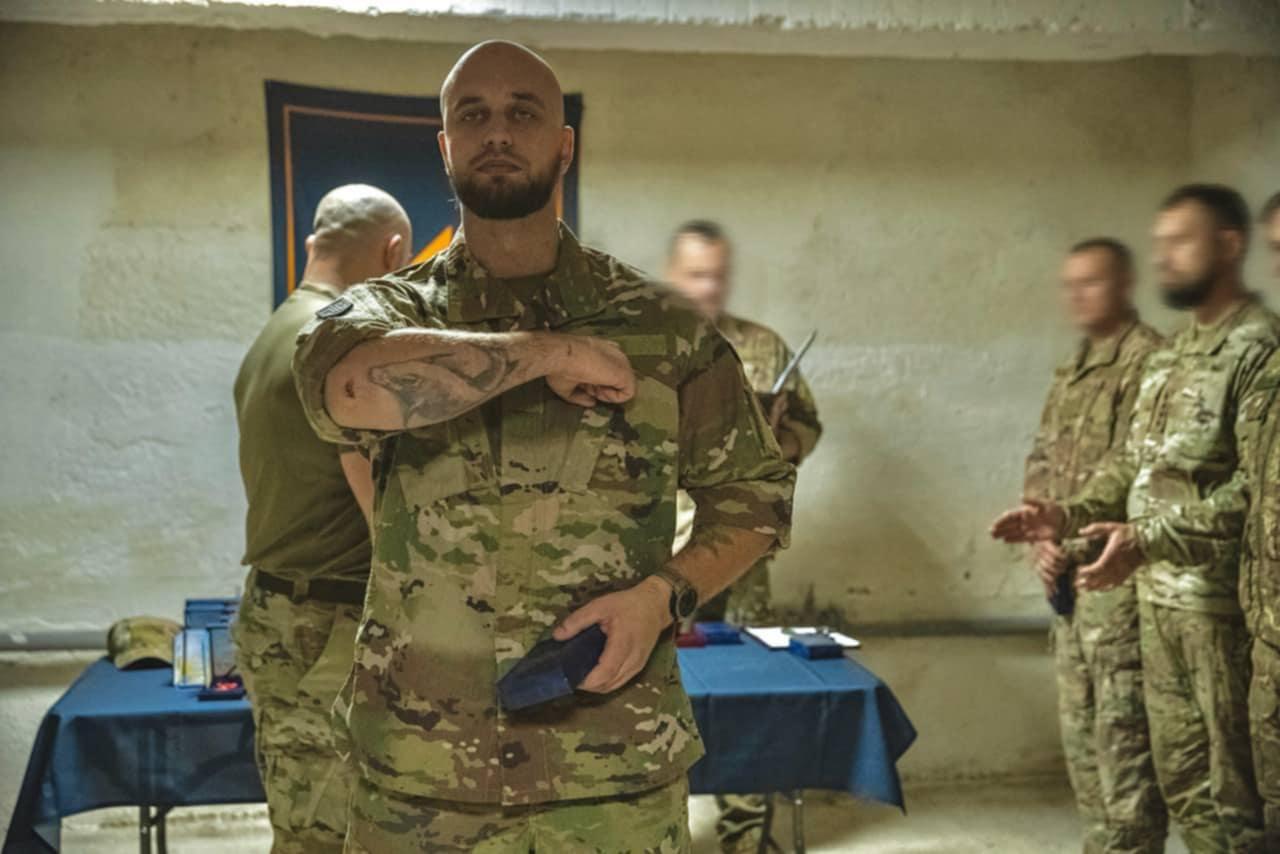 «Не було іншого виходу»: вчитель історії залишив роботу в київській школі та підписав контракт із ЗСУ