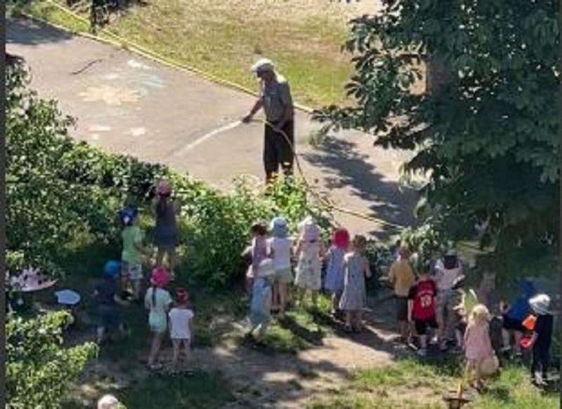Чоловік, що поливав дітей у спеку, став зіркою TikTok