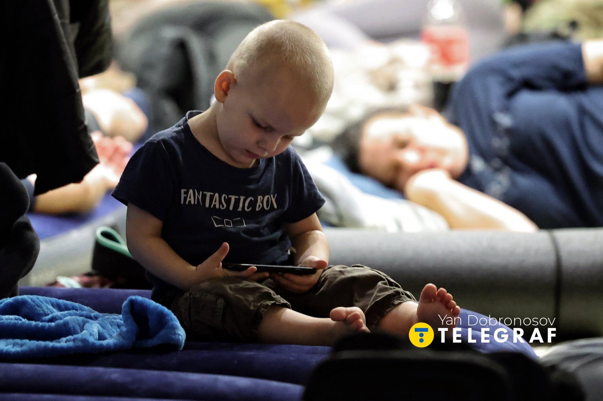 Майже 25 тисяч людей, із яких 2 500 – діти, провели ніч в метро, рятуючись від атаки росіян по Києву