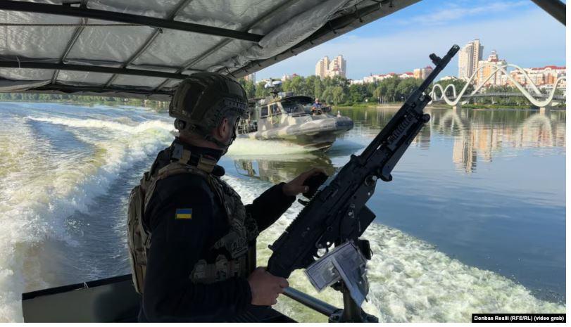 Екіпажі річкової флотилії на Дніпрі збивають з катерів “Шахеди” над Києвом
