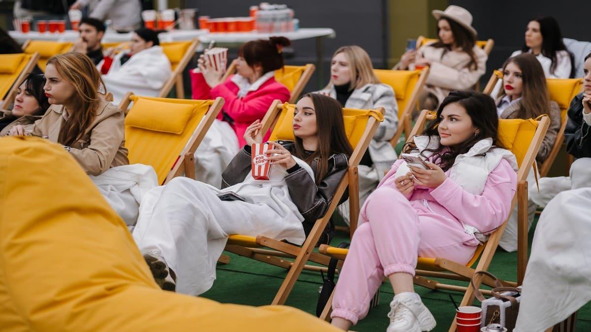 Літні кінотеатри Києва аби дивитись фільми під зорями