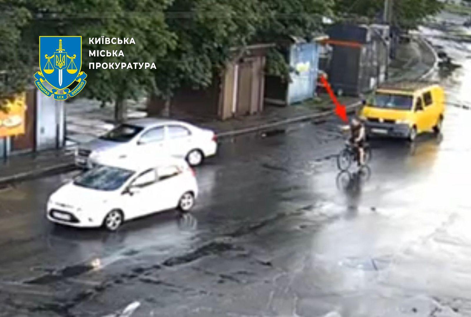 У столиці велосипедист стріляв по машині, бо авто не пригальмувало біля калюжі