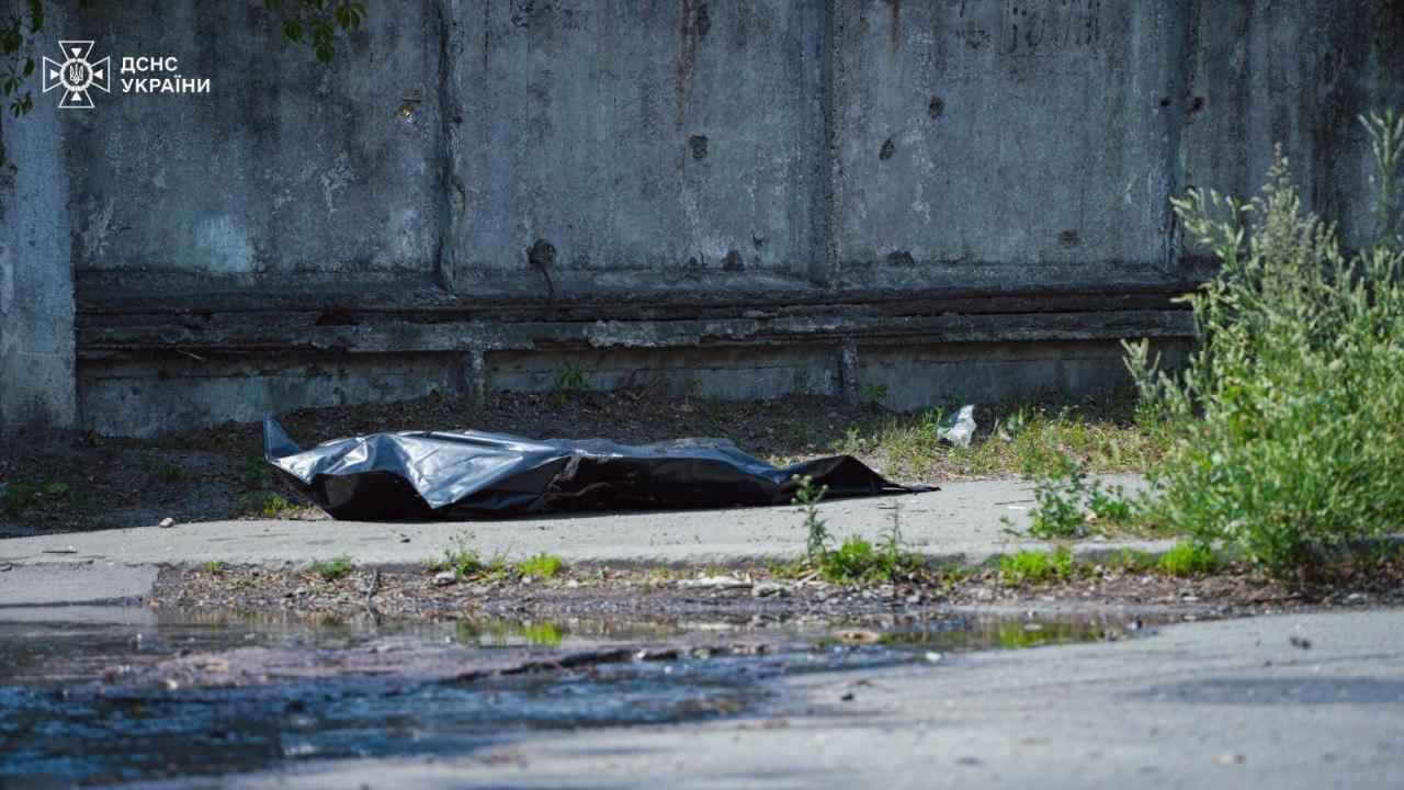 У Києві з-під завалів зруйнованої будівлі деблоковано тіло людини після масованого російського удару