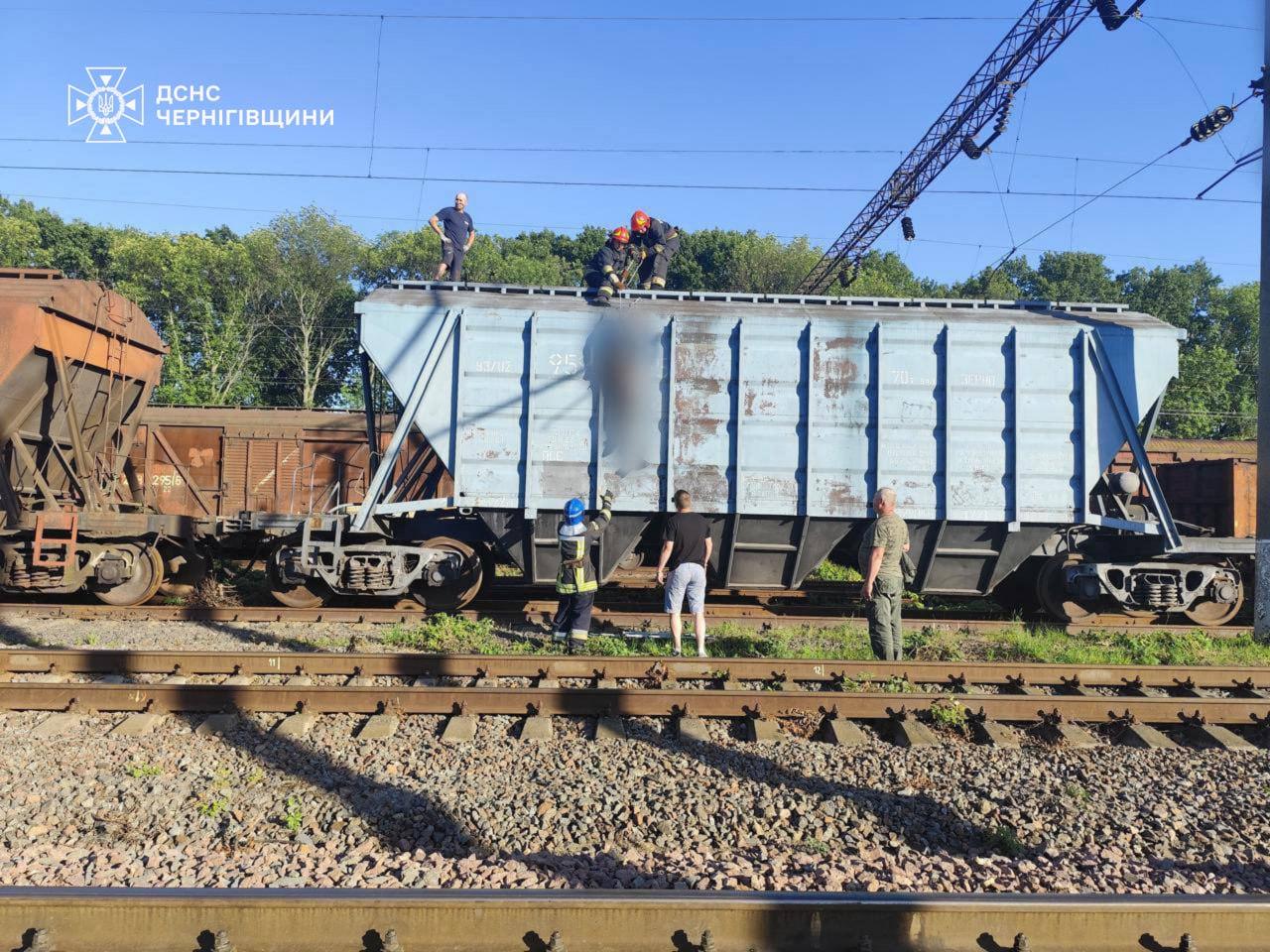 Трагедія в Ніжині: 15-річний хлопець загинув від удару струмом на даху вагона