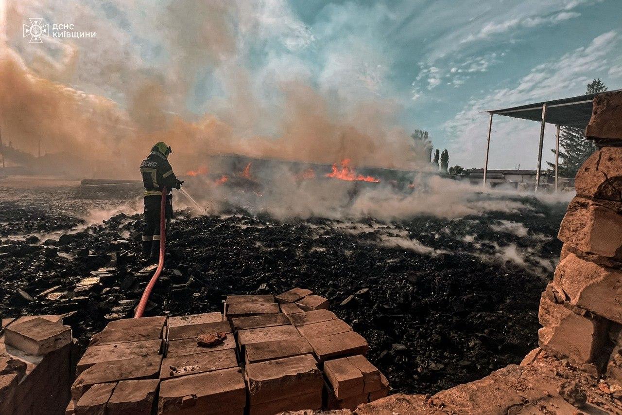 Пожежу на промисловому підприємстві в Броварському районі ліквідовано після нічного обстрілу рф