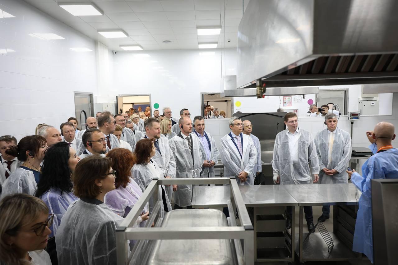 Фабрику-кухню «Готуїмо» в Бучі відвідали керівники посольств і консульств