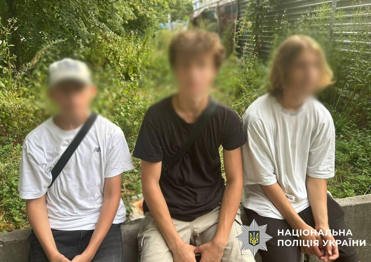 На Подолі неповнолітні «екстремали» забралися на верхівку будівельного крана
