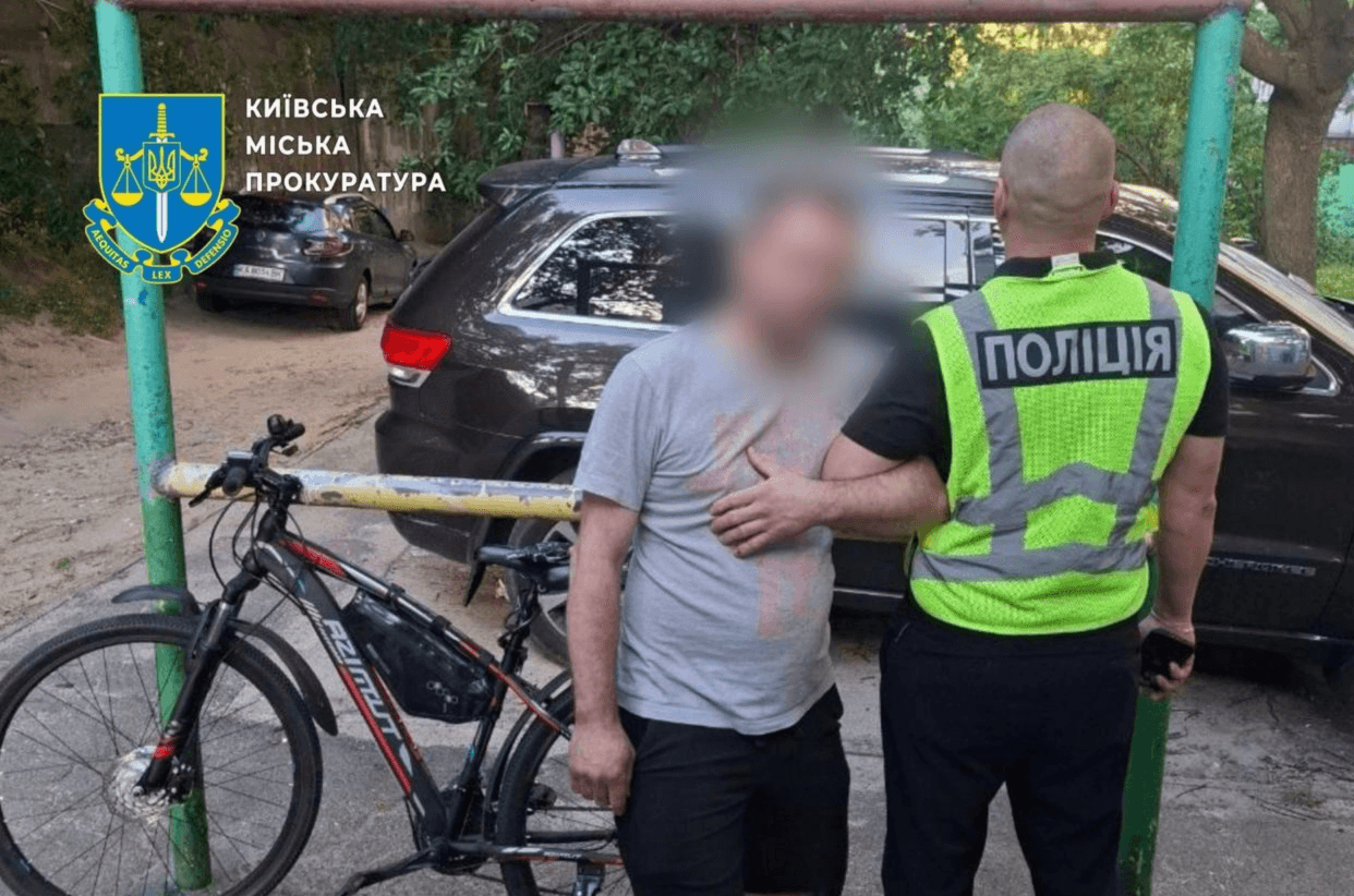 У Києві чоловік відкрив стрілянину по автівці волонтерки