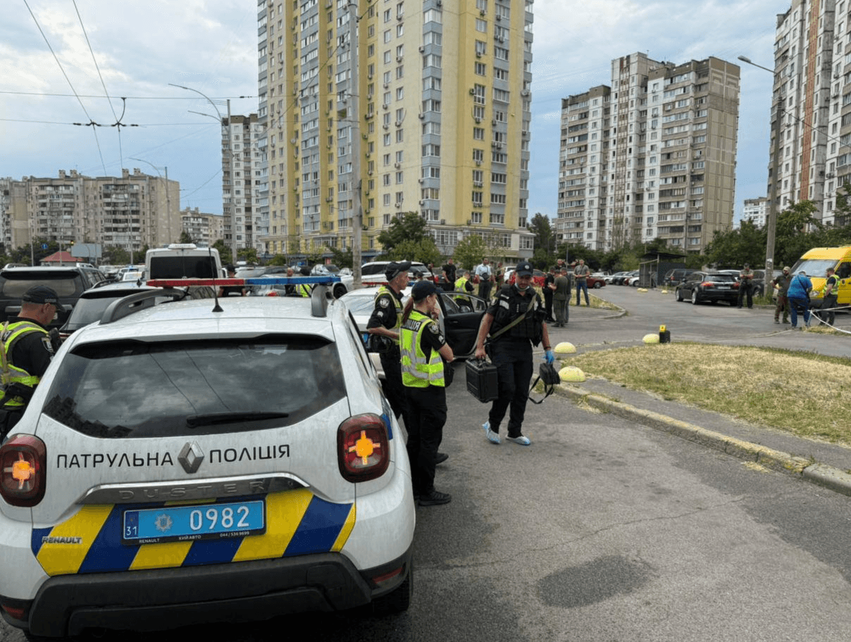 У Деснянському районі невідомий вбив чоловіка в автівці