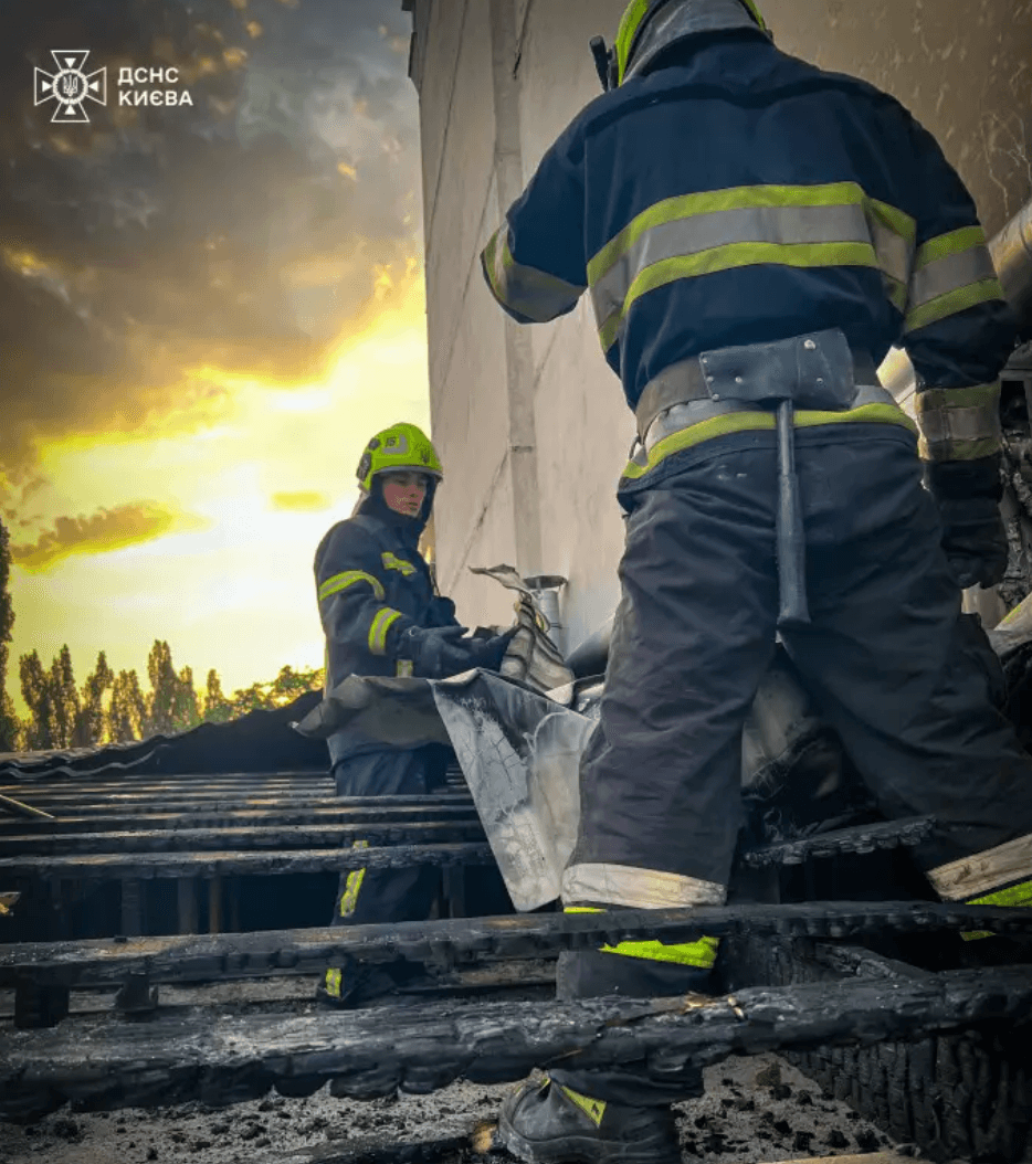 У Києві через охоплене вогнем сміття загорівся магазин