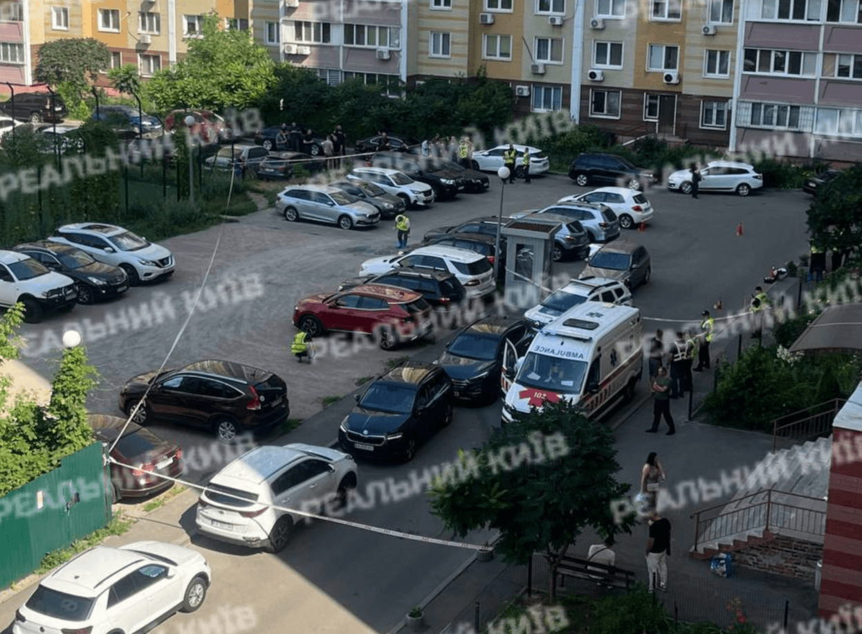 У Голосієві на вулиці вбили чоловіка