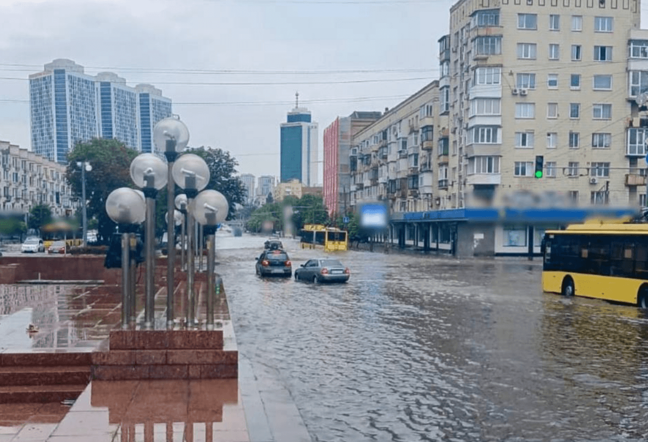 Злива затопила столичні вулиці: у місті – затори