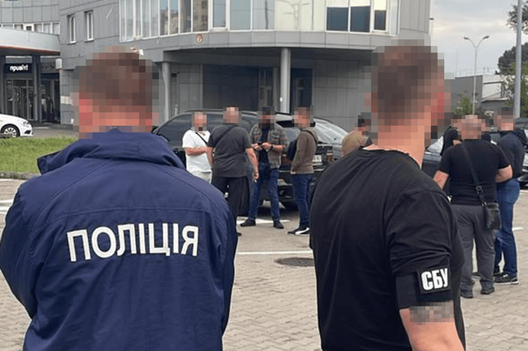 У Деснянському районі проводять безпекові заходи: поліція перевіряє громадян та будівлі