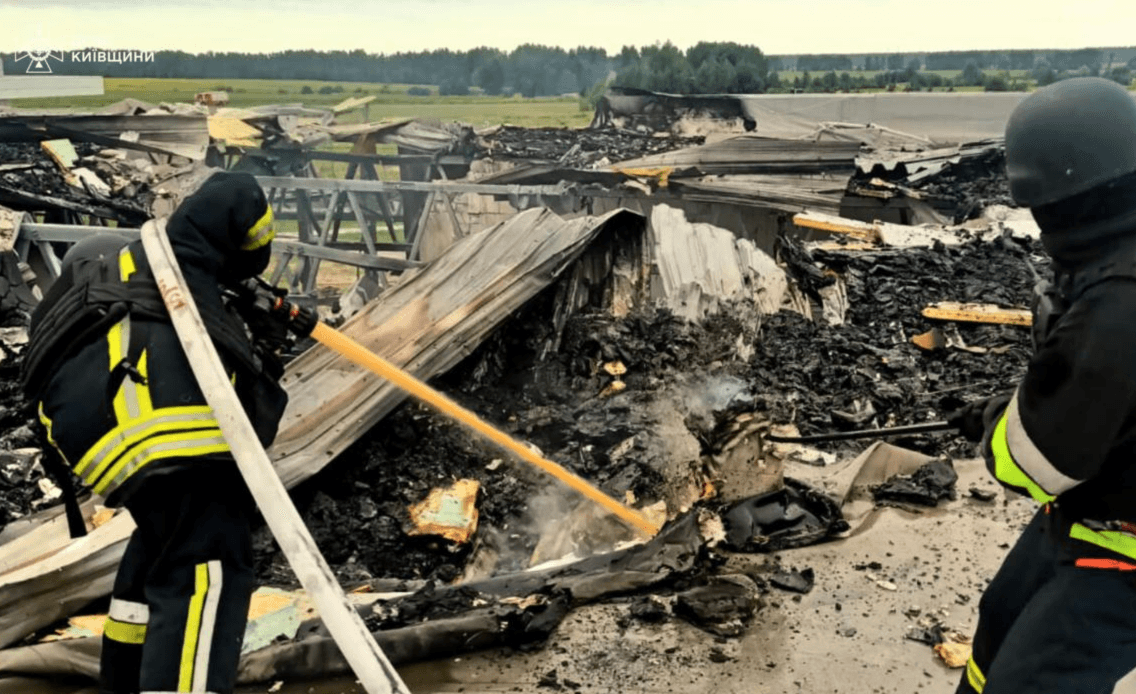 У Бучанському районі внаслідок обстрілів зруйновані магазини та загорілись склади